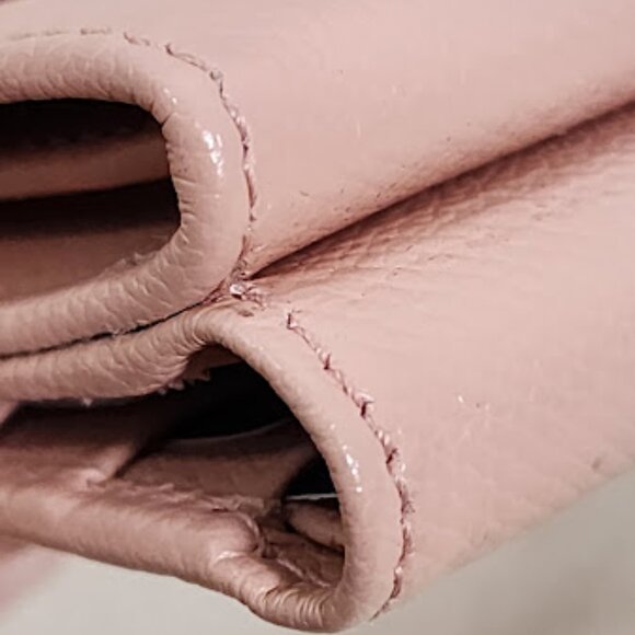 Chanel 2003-2004 textured caviar compact French wallet. Hologram present. - Picture 13 of 16